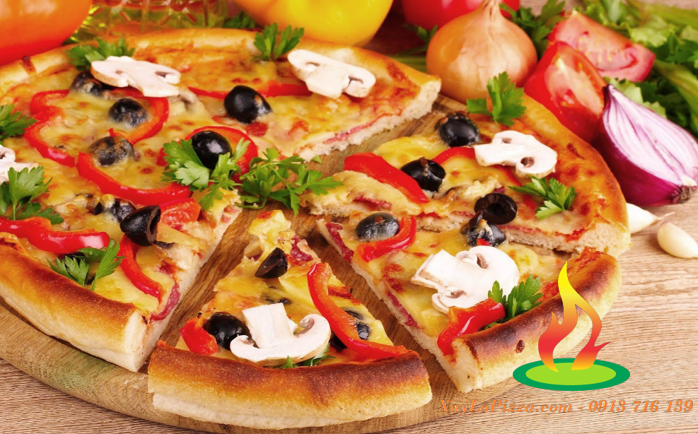 Những miếng pizza với phần đế mỏng giòn, phần giữa lại mềm dẻo hòa quyện cùng hương vị của pho mai, nấm, cà chua...ngon không thể cưỡng lại